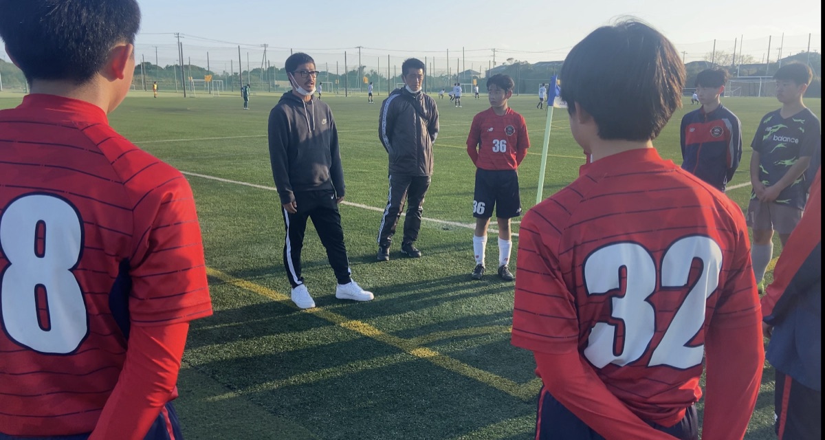 選手に話す小笠原満男アドバイザー